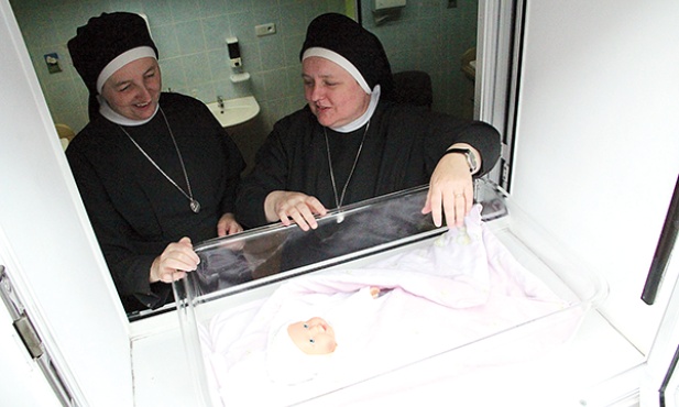 S. Dorota Baron (po lewej) i s. Ewa Jędrzejak opiekują się na co dzień również oknem życia. W ciągu 4 lat znalazły w nim 2 chłopców  i 3 dziewczynki. Zakonnice czuwają dzień i noc