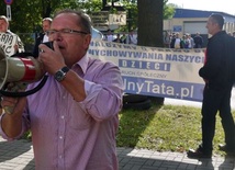 Głośny i wyraźny protest ojców przed płońskim sądem