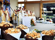 Za dożynkowe wieńce, chleb i spracowane dłonie rolników modlił się bp Libera