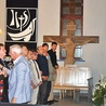 Nowe pomysły duszpasterskie, jak spotkania mężczyzn u Świętego Krzyża w Płocku, to cenna inicjatywa, która towarzyszy synodalnej modlitwie i dyskusjom w parafiach