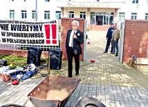 Demonstracja przed płońskim sądem: transparenty i głośno wyrażane niezadowolenie ojców, którzy domagają się m.in. wprowadzenia obowiązkowej opieki naprzemiennej w przypadku rozstania rodziców 