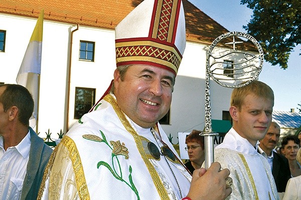 Abp Piotr Herkulan Malczuk urodził się w polskiej rodzinie w Mołdawii. Złożył śluby zakonne w Zakonie Braci Mniejszych. Od 2011 roku jest biskupem kijowsko-żytomierskim obrządku łacińskiego