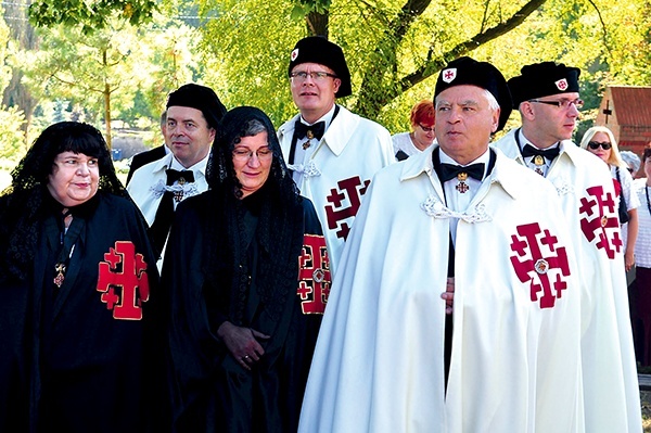 Damy i kawalerowie w charakterystycznych płaszczach na uroczystości jubileuszowej w Rypinie