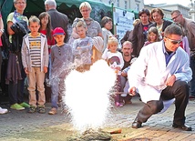 Pokazy chemiczne jak zwykle przyciągały największą liczbę widzów