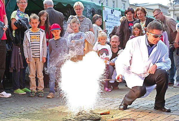 Pokazy chemiczne jak zwykle przyciągały największą liczbę widzów