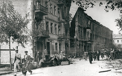 Fotografie pokazują Lublin po bombardowaniu 9 września 1939 roku. Największe zniszczenia miały miejsce w centrum miasta oraz w fabryce samolotów