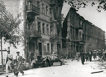 Fotografie pokazują Lublin po bombardowaniu 9 września 1939 roku. Największe zniszczenia miały miejsce w centrum miasta oraz w fabryce samolotów