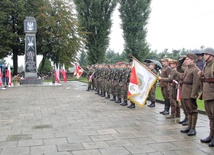 Kompania reprezentacyjna 32. Dywizjonu Rakietowego Obrony Powietrznej i członkowie Muzealnej GRH im. II/ 18 pp. przed przebudowanym pomnikiem