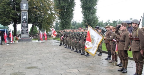 Kompania reprezentacyjna 32. Dywizjonu Rakietowego Obrony Powietrznej i członkowie Muzealnej GRH im. II/ 18 pp. przed przebudowanym pomnikiem