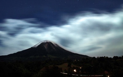 Sinabung wyrzuca popiół wulkaniczny