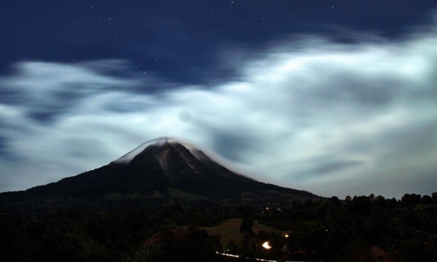 Sinabung wyrzuca popiół wulkaniczny