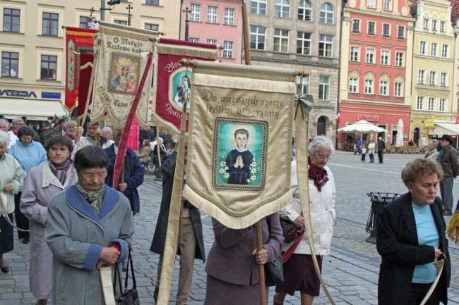 Procesja z relikwiami śś. Stanisława i Doroty