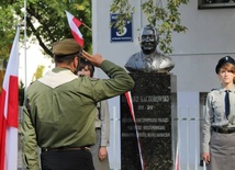 Pomnik prezydenta Ryszarda Kaczorowskiego stanął przy siedzibie sochaczewskiego Hufca ZHP