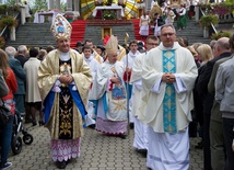 Prymas abp Józef Kowalczyk (w środku)