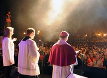 Bp Henryk Tomasik na Apelu Młodych, który w połowie września odbył się na centralnym deptaku Radomia