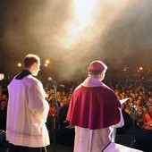 Bp Henryk Tomasik na Apelu Młodych, który w połowie września odbył się na centralnym deptaku Radomia