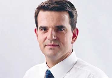 Jacek Tomczak jest radcą prawnym, samorządowcem i politykiem. W wyborach prezydenckich w 2010 r. wbrew oficjalnemu stanowisku swojej partii poparł kandydaturę Marka Jurka. Ma 40 lat