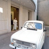 Najnowszy samochód papieża, renault 4, ma niemal 30 lat 