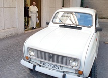 Najnowszy samochód papieża, renault 4, ma niemal 30 lat 