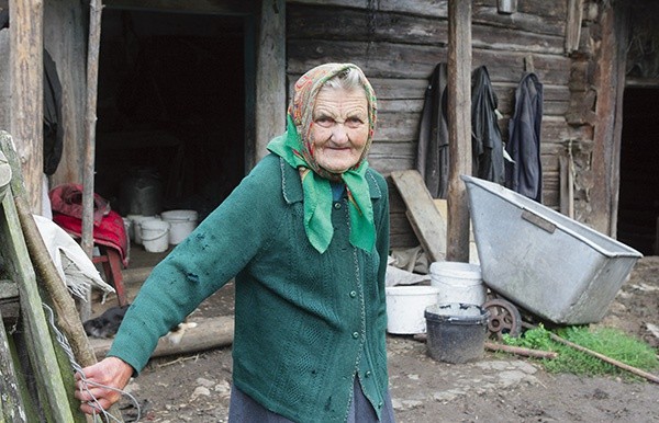 Pani Władzia mieszka sama w środku lasu, gdzie zajmuje się sporym gospodarstwem