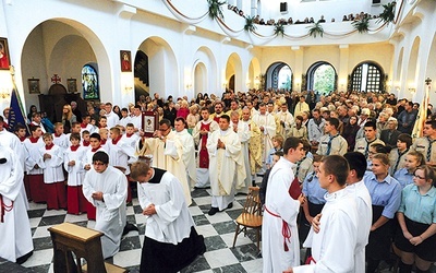 Świątynię wypełnili przede wszystkim młodzi z parafii dekanatu Radom-Wschód