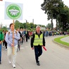 W pielgrzymkach uczestniczy młodzież z Zespołu Szkół Zawodowych  im. ks. Stanisława Staszica, Zespołu Szkół Rolniczych im. Wincentego Witosa, Zespołu Szkół Zawodowych im. Sandora Petofi, Liceum Ogólnokształcącego  im. Jana Bażyńskiego. Oprócz uczniów tych placówek do pielgrzymki dołącza młodzież z ostródzkich szkół salezjańskich