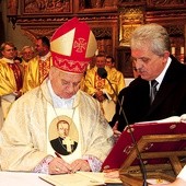 Bp Tadeusz Rakoczy i burmistrz Marian Trela podczas podpisania prośby do Stolicy Apostolskiej