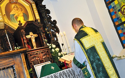 Góra Chełmska, 22 września. Kapłan w „skrzypcowym” ornacie i z manipularzem na ręku sprawuje Mszę św. w języku łacińskim, tyłem do wiernych.