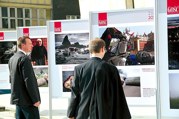 Wystawę zdjęć naszych fotoreporterów: Józefa Wolnego, Romana Koszowskiego, Henryka Przondziony i Jakuba Szymczuka można oglądać przed wejściem na Wydział Teologiczny UŚ (ul. Jordana)