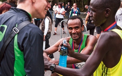  Zwycięzca tegorocznej edycji Bytomskiego Półmaratonu (w środku) po ukończonym biegu