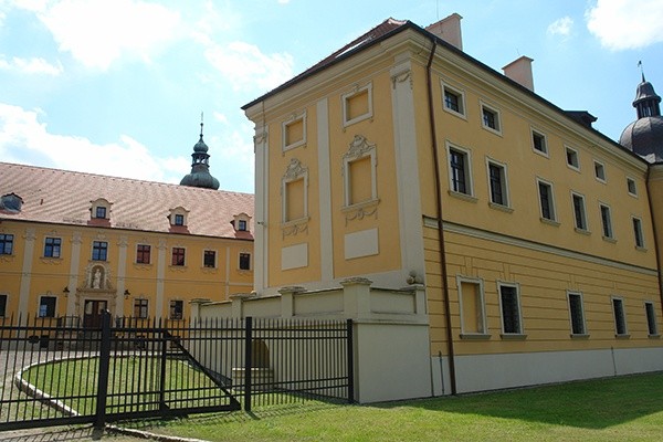   Wejście na dziedziniec Starego Opactwa w Rudach