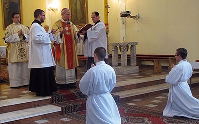 Podczas Mszy św. jubileuszowej pasjonistów  bp Piotr Libera udzielił święceń diakonatu dwóm klerykom tego zgromadzenia