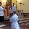Podczas Mszy św. jubileuszowej pasjonistów  bp Piotr Libera udzielił święceń diakonatu dwóm klerykom tego zgromadzenia