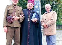 Bp Józef Zawitkowski z inicjatorami przebudowy pomnika: Maciejem (z prawej) i Jakubem Wojewodami