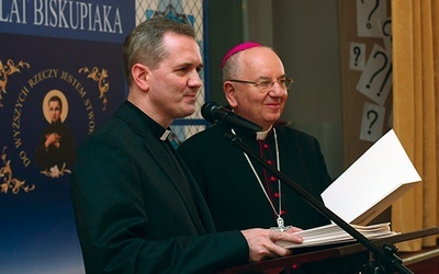 Abp Stanisław Budzik  oraz ks. Grzegorz Strug, dyrektor szkoły, dziękowali wszystkim za wkład w kształtowanie charakteru szkoły