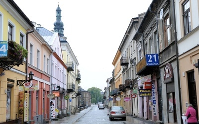 Ul. Rwańska łączy główny deptak Radomia (ul. Żeromskiego) z rynkiem miejskim