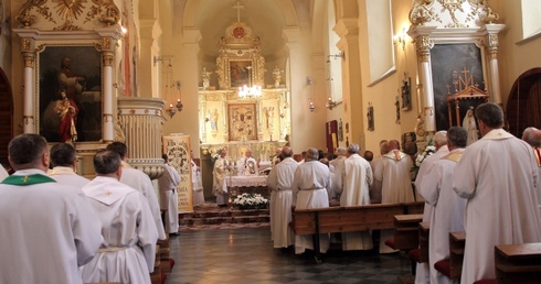 Księża z zachodniej części diecezji łowickiej modlili się w sanktuarium Matki Bożej w Głogowcu