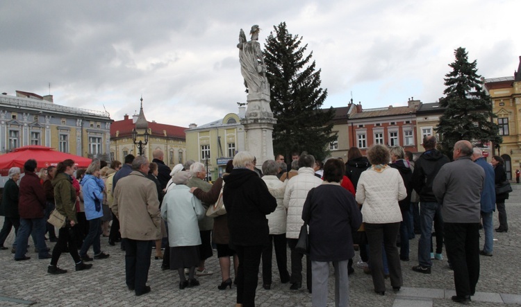 Koronka na ulicach. Brzesko.