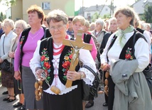 Panie z kółka różańcowego z parafii św. Wojciecha i św. Barbary w Kompinie trzymają wielki różaniec