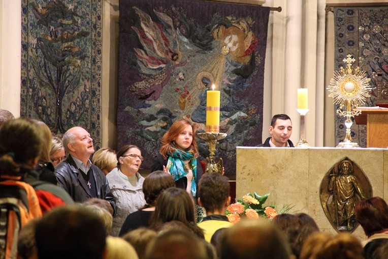 Mariacka Bless Night - modlitwa w kościele