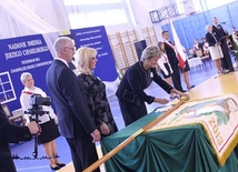 Moment przybicia pamiątkowych gwoździ w drzewce sztandaru