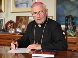 Bp Pieronek: Nie róbcie z Kościoła siedliska pedofilów