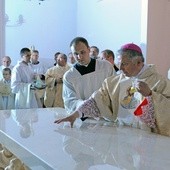 Bp Henryk Tomasik dokonuje namaszczenia ołtarza, na którym sprawowana jest Eucharystia