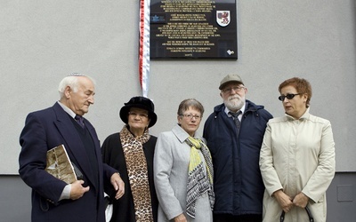 Przedstawiciele żydowskich gmin wyznaniowych pod tablicą upamiętniającą synagogę