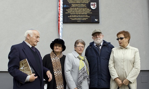 Przedstawiciele żydowskich gmin wyznaniowych pod tablicą upamiętniającą synagogę