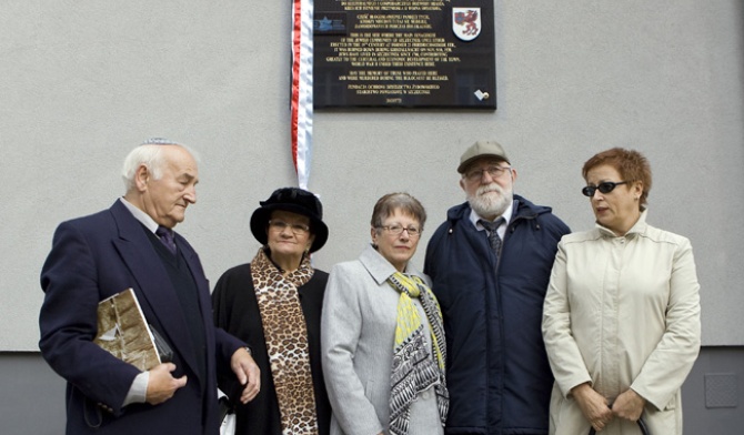 Przedstawiciele żydowskich gmin wyznaniowych pod tablicą upamiętniającą synagogę