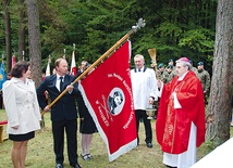 Szkolną chorągiew poświęcił bp Krzysztof Nitkiewicz