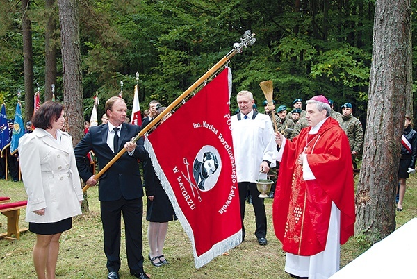 Szkolną chorągiew poświęcił bp Krzysztof Nitkiewicz