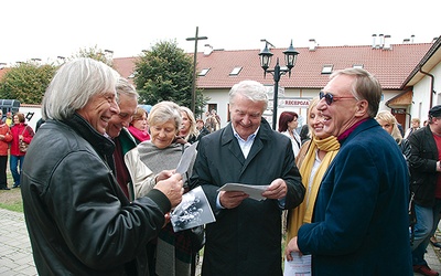  Po latach znów stanęli na klasztornym dziedzińcu