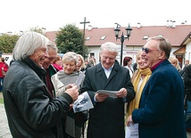  Po latach znów stanęli na klasztornym dziedzińcu